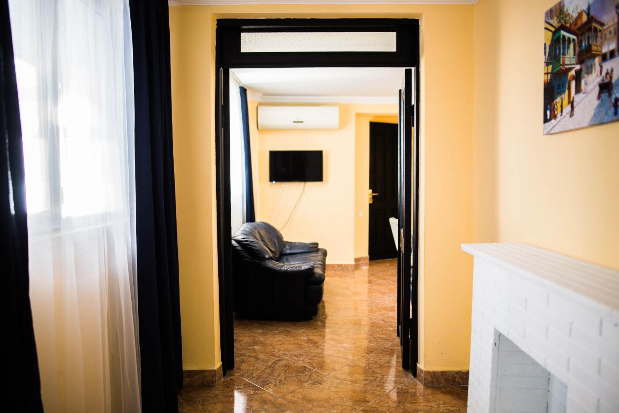 Central Apart-Hotel Batum Oda fotoğraf